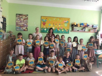 Grupa dzieci prezentujących książki