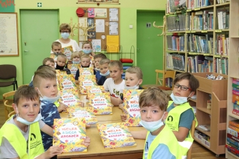 Dzieci prezentują książki