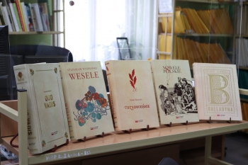 Wystawa książek z różnych edycji Narodowego Czytania