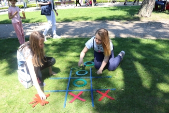 Dziewczynki grające w kółko i krzyżyk