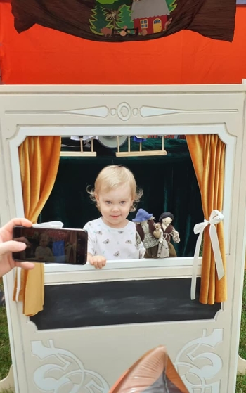 Dziewczynka pozuje do zdjęcia