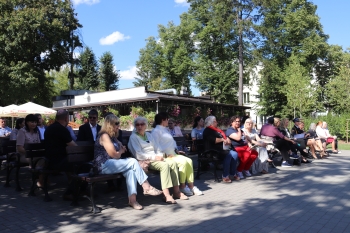 publiczność wydarzenia w parku