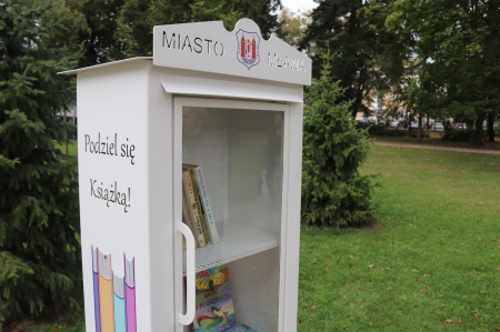 Biblioteczka plenerowa w parku miejskim